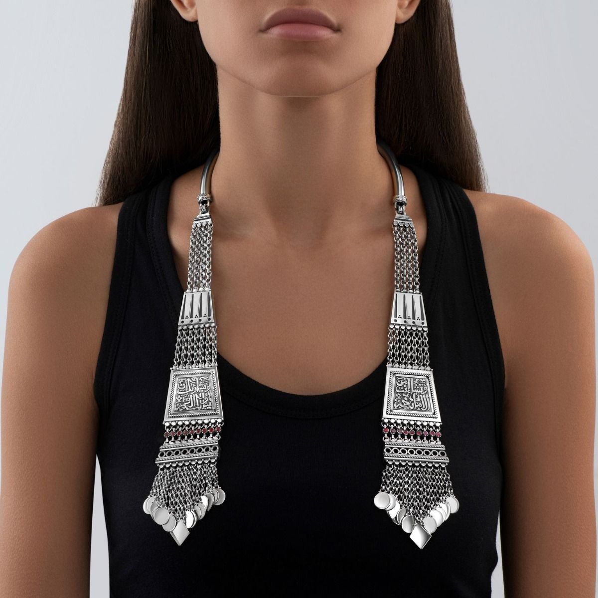 القلادة الفضية بالقفل على شكل الحرف تي