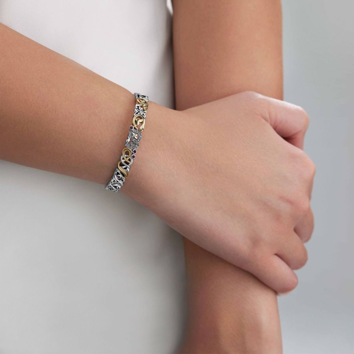 سوار حكايات الخط العربي