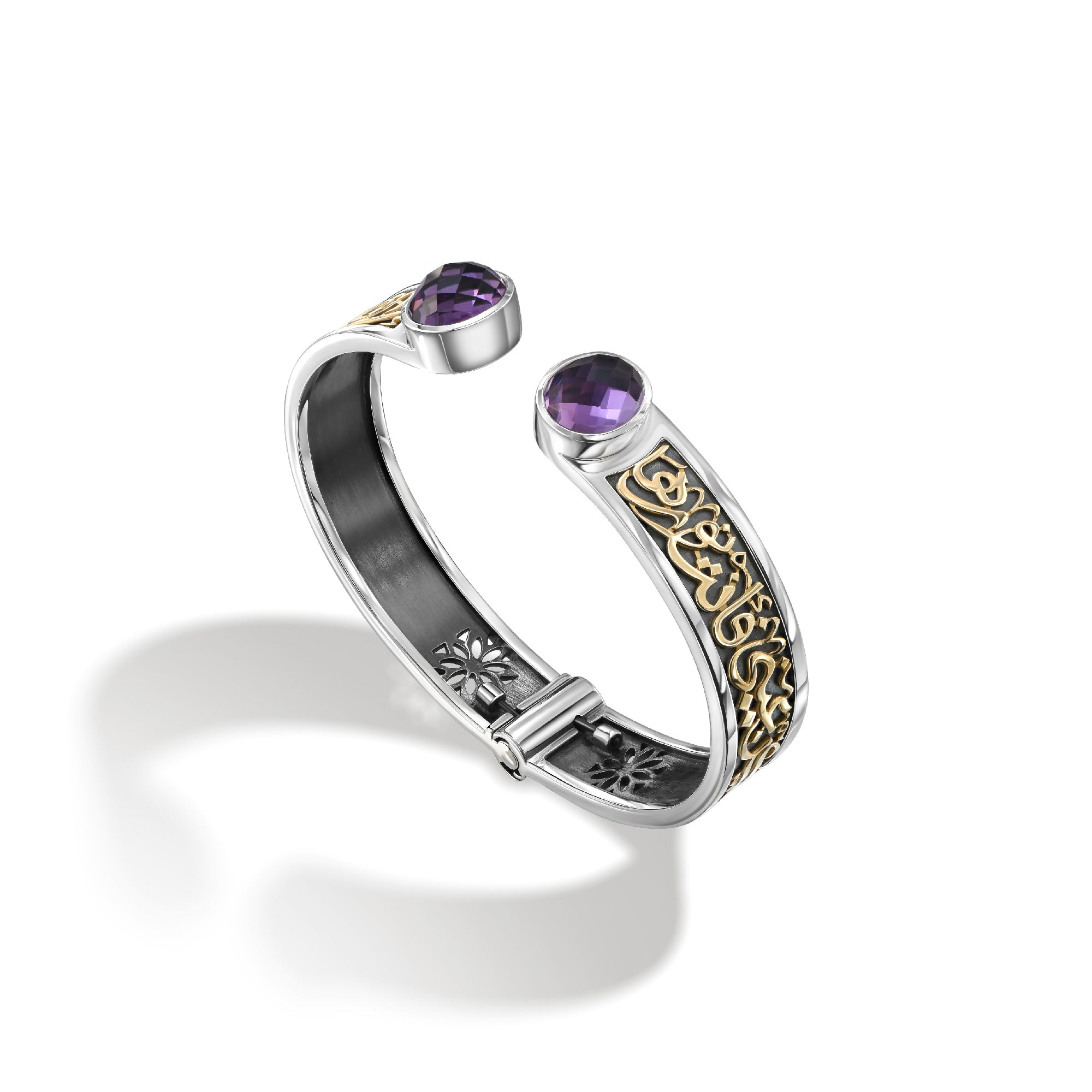 الأسورة ذات الخط